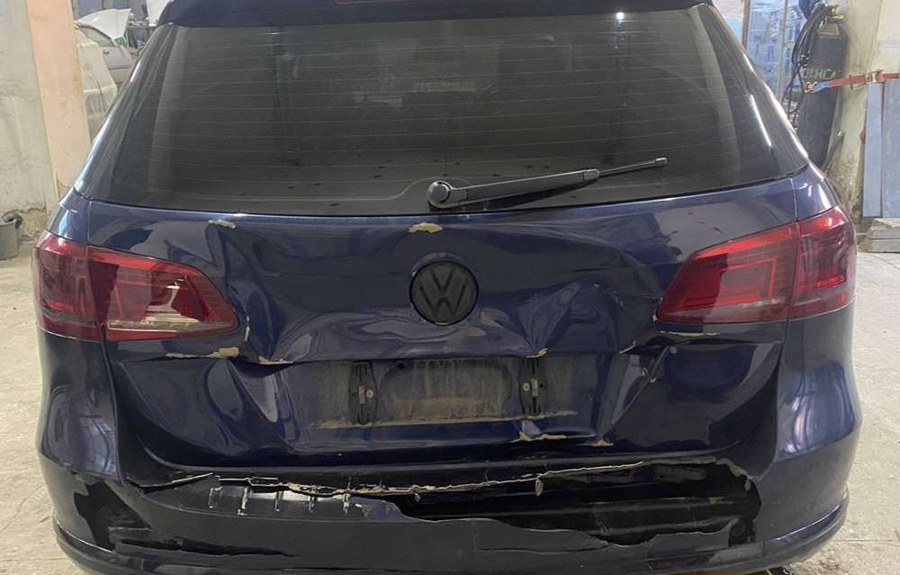 Универсал Volkswagen с разбитой задней частью
