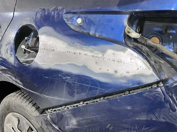 Hyundai Solaris: крыло под шпатлёвкой после рихтовки