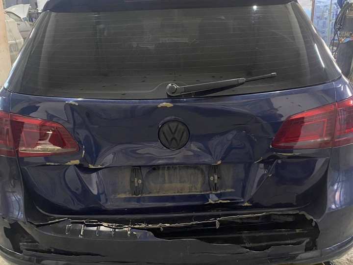 Универсал Volkswagen с повреждённой задней частью до ремонта