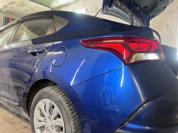 Синий Hyundai Solaris после покраски и полировки