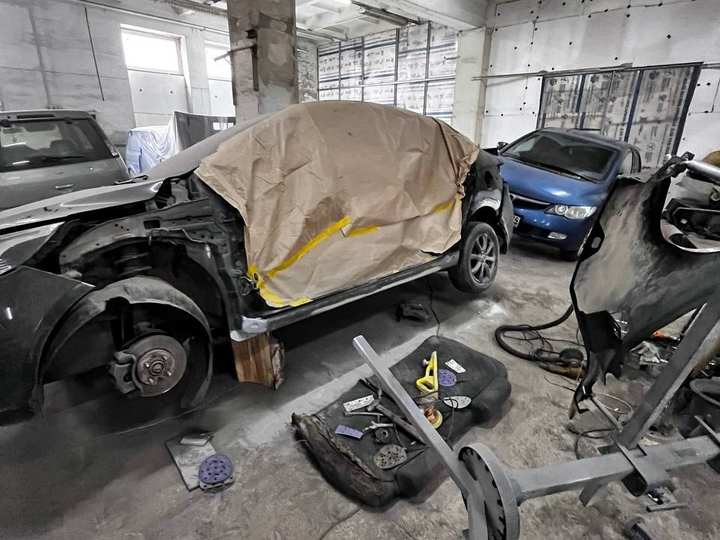 Кузовной цех ROYAL PAINT: автомобиль на осмотре
