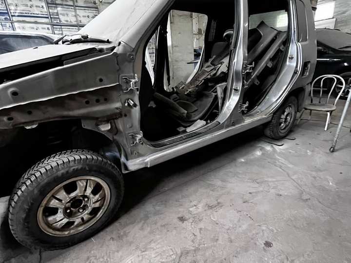 Кузов автомобиля в разборе перед дефектовкой