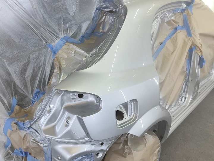 Автомобиль оклеен и подготовлен к покраске в камере